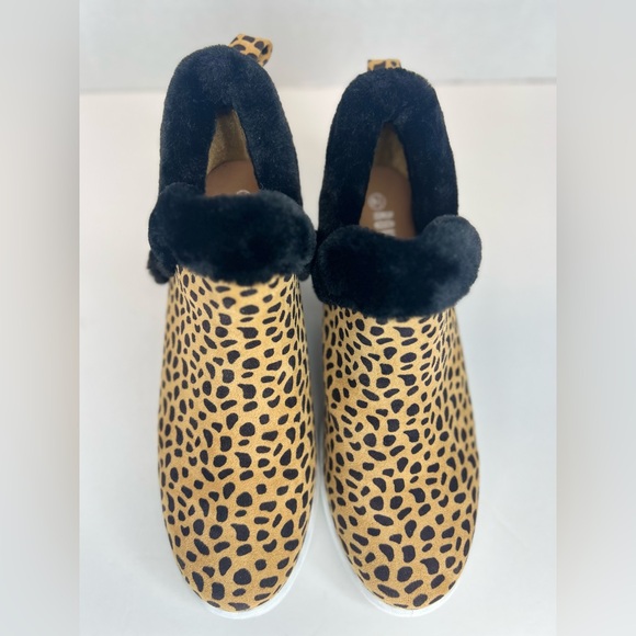 Rouge Helium Womens Faux Fur Trimmed Ankle Booties Sz 8.5M Tried on only NWOB - Picture 3 of 15